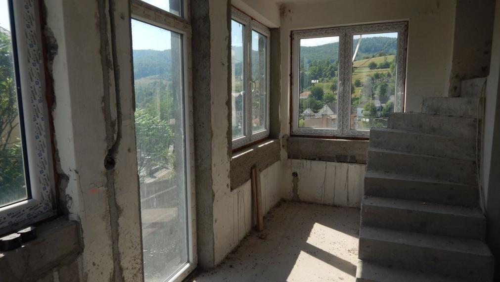 EXKLUZÍVNE-SPEKTRUM REALITY- Na predaj  7-izbový rodinný dom s pozemkom  1109 m2, Valaská Bela, okres Prievidza