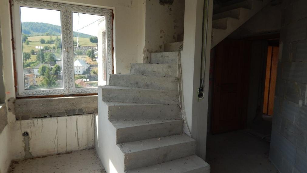 EXKLUZÍVNE-SPEKTRUM REALITY- Na predaj  7-izbový rodinný dom s pozemkom  1109 m2, Valaská Bela, okres Prievidza