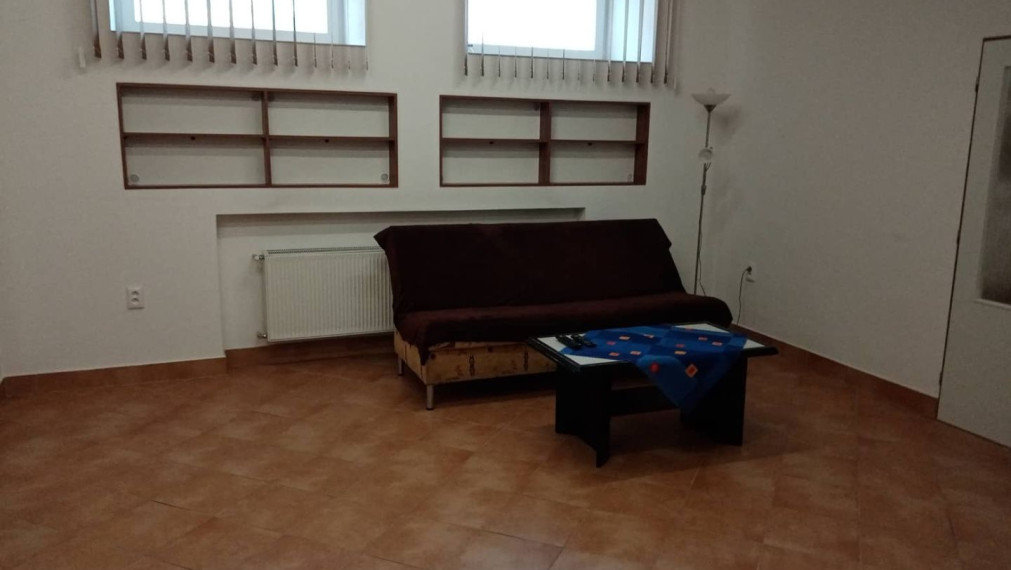 Na prenájom 2 izbový atypický byt v centre mesta BN