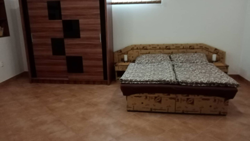 Na prenájom 2 izbový atypický byt v centre mesta BN