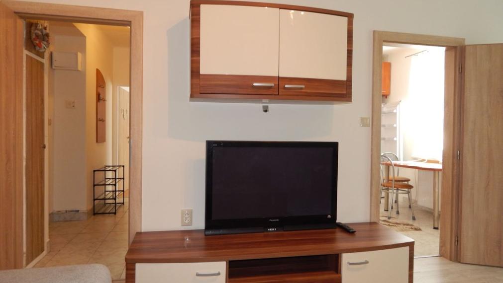 SPEKTRUM REALITY- Na PRENÁJOM komplet rekonštruovaný, zariadený 2- izbový byt, 53 m2, Handlová