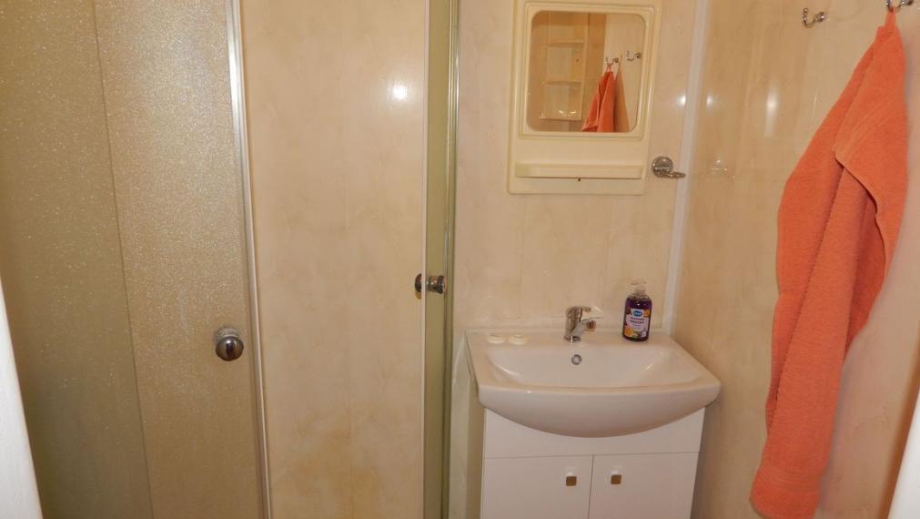 SPEKTRUM REALITY- Na PRENÁJOM komplet rekonštruovaný, zariadený 2- izbový byt, 53 m2, Handlová