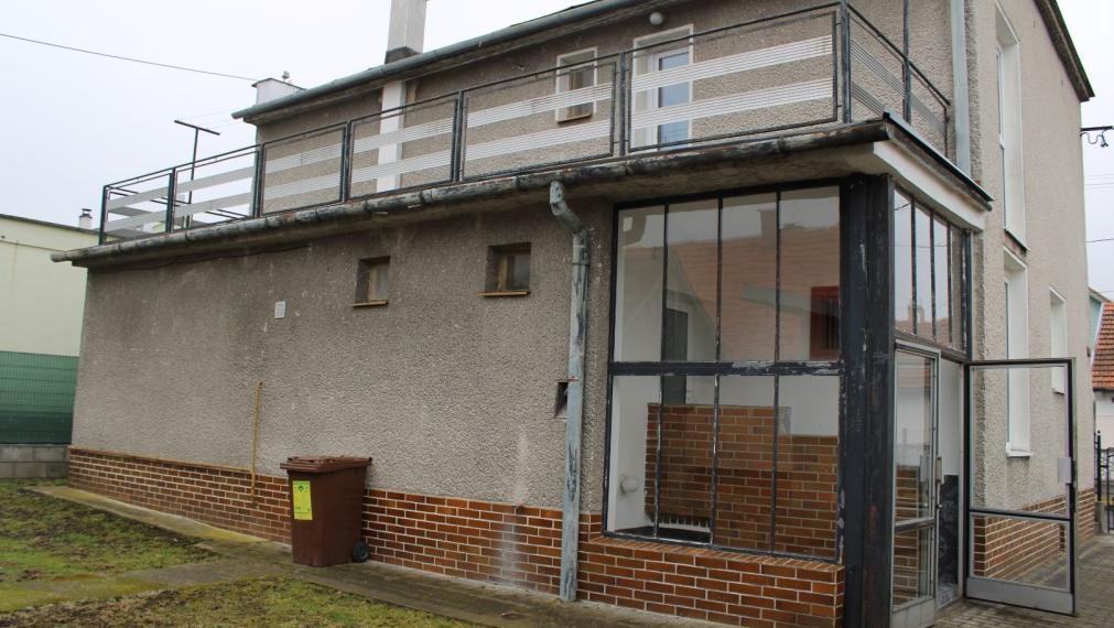 SPEKTRUM REALITY- NA PREDAJ 5-IZBOVÝ DVOJPODLAŽNÝ RODINNÝ DOM S TERASOU A GARÁŽOU, HANDLOVÁ