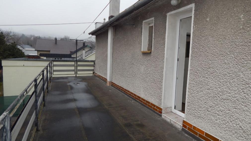 SPEKTRUM REALITY- NA PREDAJ 5-IZBOVÝ DVOJPODLAŽNÝ RODINNÝ DOM S TERASOU A GARÁŽOU, HANDLOVÁ