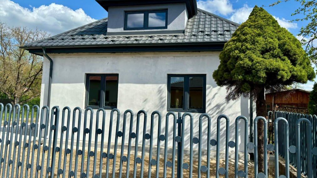 PREDAJ -Exkluzívna ponuka  3i RD - kompletná rekonštrukcia, terasa, pozemok 450m2 - Bánovcen/B / Biskupice