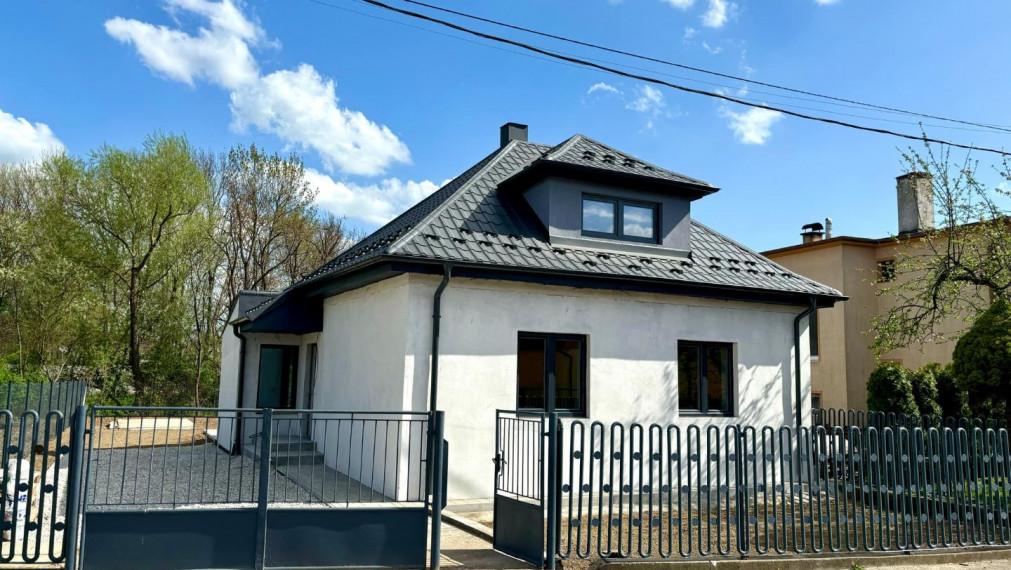 PREDAJ -Exkluzívna ponuka  3i RD - kompletná rekonštrukcia, terasa, pozemok 450m2 - Bánovcen/B / Biskupice