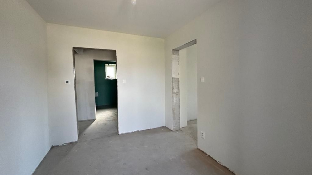 PREDAJ -Exkluzívna ponuka  3i RD - kompletná rekonštrukcia, terasa, pozemok 450m2 - Bánovcen/B / Biskupice