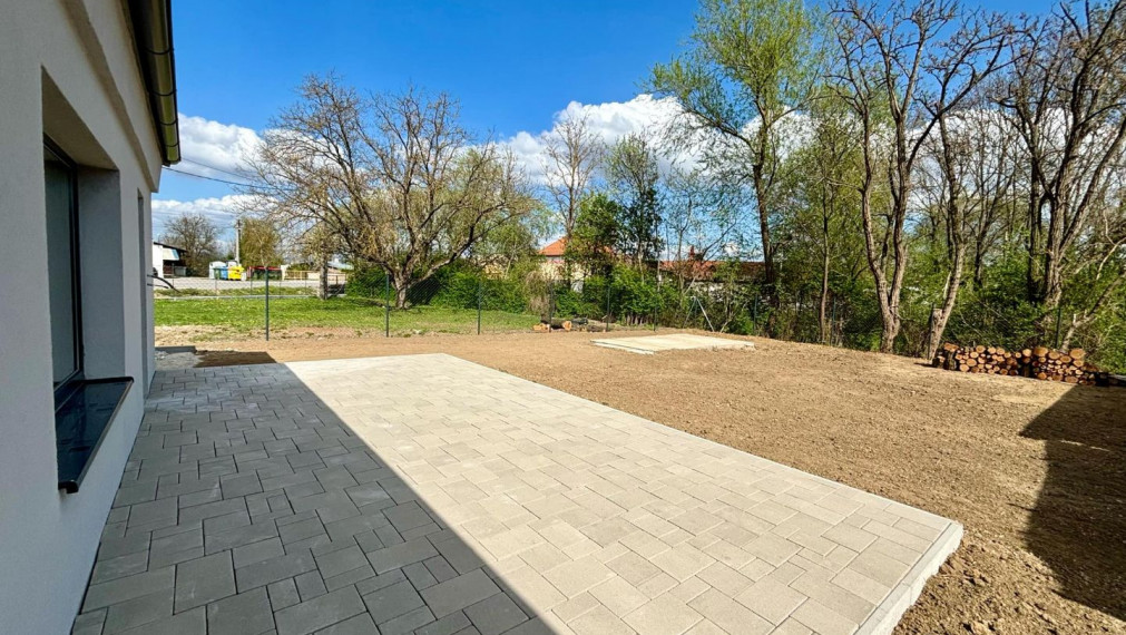 PREDAJ -Exkluzívna ponuka  3i RD - kompletná rekonštrukcia, terasa, pozemok 450m2 - Bánovcen/B / Biskupice