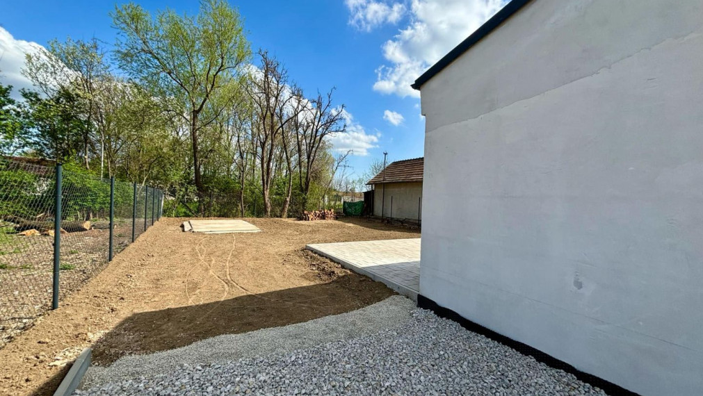 PREDAJ -Exkluzívna ponuka  3i RD - kompletná rekonštrukcia, terasa, pozemok 450m2 - Bánovcen/B / Biskupice