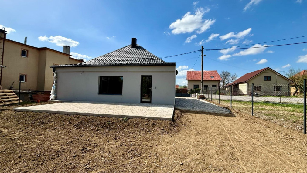 PREDAJ -Exkluzívna ponuka  3i RD - kompletná rekonštrukcia, terasa, pozemok 450m2 - Bánovcen/B / Biskupice