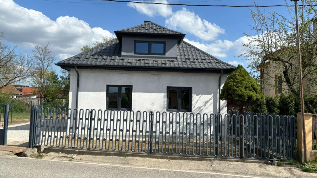 PREDAJ -Exkluzívna ponuka  3i RD - kompletná rekonštrukcia, terasa, pozemok 450m2 - Bánovcen/B / Biskupice