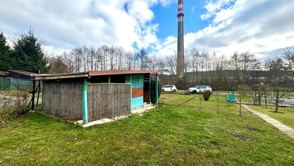 Exkluzívne na predaj  záhrada s chatkou v Bánovciach n/B