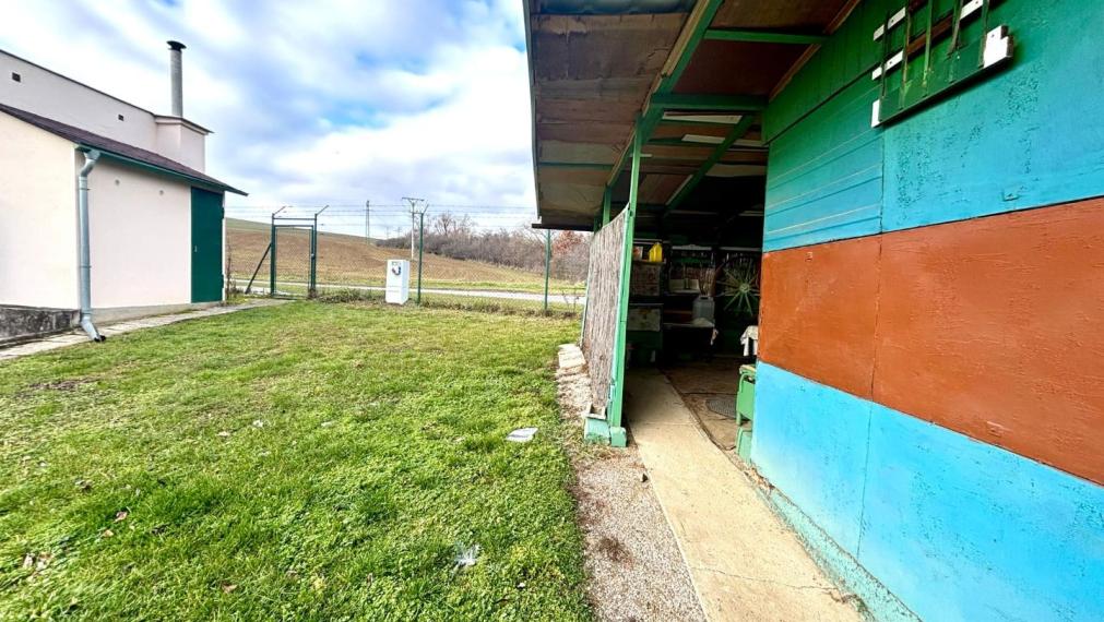 Exkluzívne na predaj  záhrada s chatkou v Bánovciach n/B