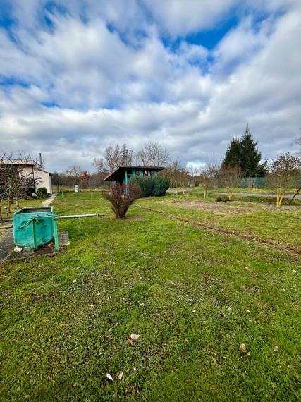 Exkluzívne na predaj  záhrada s chatkou v Bánovciach n/B