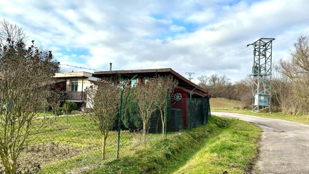 Exkluzívne na predaj  záhrada s chatkou v Bánovciach n/B