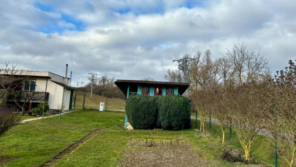 Exkluzívne na predaj  záhrada s chatkou v Bánovciach n/B