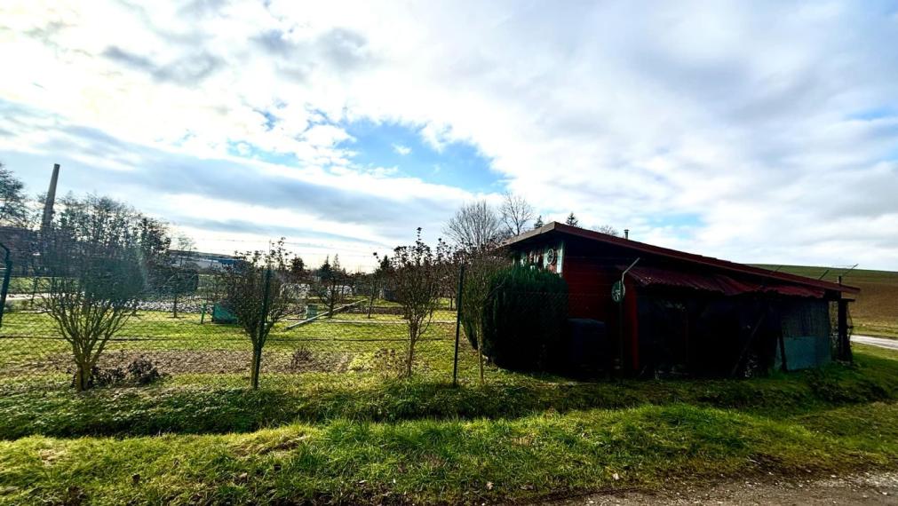 Exkluzívne na predaj  záhrada s chatkou v Bánovciach n/B