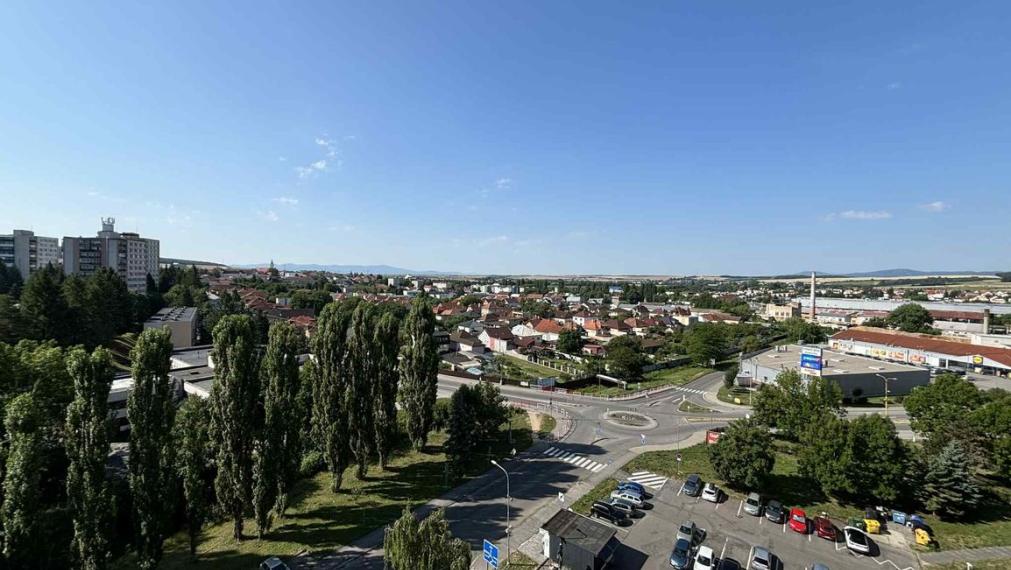 Rezervované...EXKLUZÍVNE NA PREDAJ – 3-IZBOVÝ BYT S DVOMA BALKÓNMI, UL. MOJMÍROVA, BÁNOVCE NAD BEBRAVOU