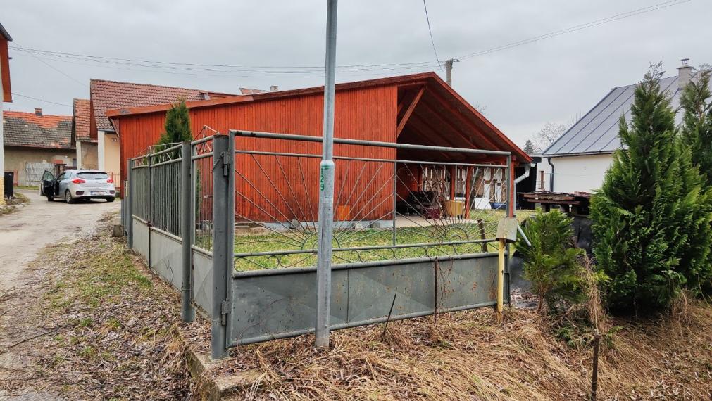 SPEKTRUM REALITY- TUŽINA-Na  Predaj  chata s terasou a garážou - 301 m2, Tužina, okres Prievidza