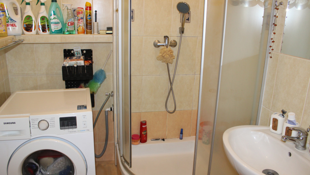 EXKLUZÍVNE-SPEKTRUM REALITY- Na Predaj kompletne rekonštruovaný 3-izbový  byt, 64 m2 s loggiou, Handlová