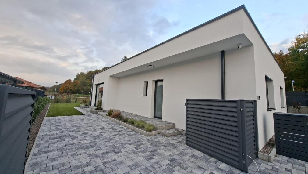 Exkluzívne iba u nás krásna novostavba v obci Uhrovec - dokončená