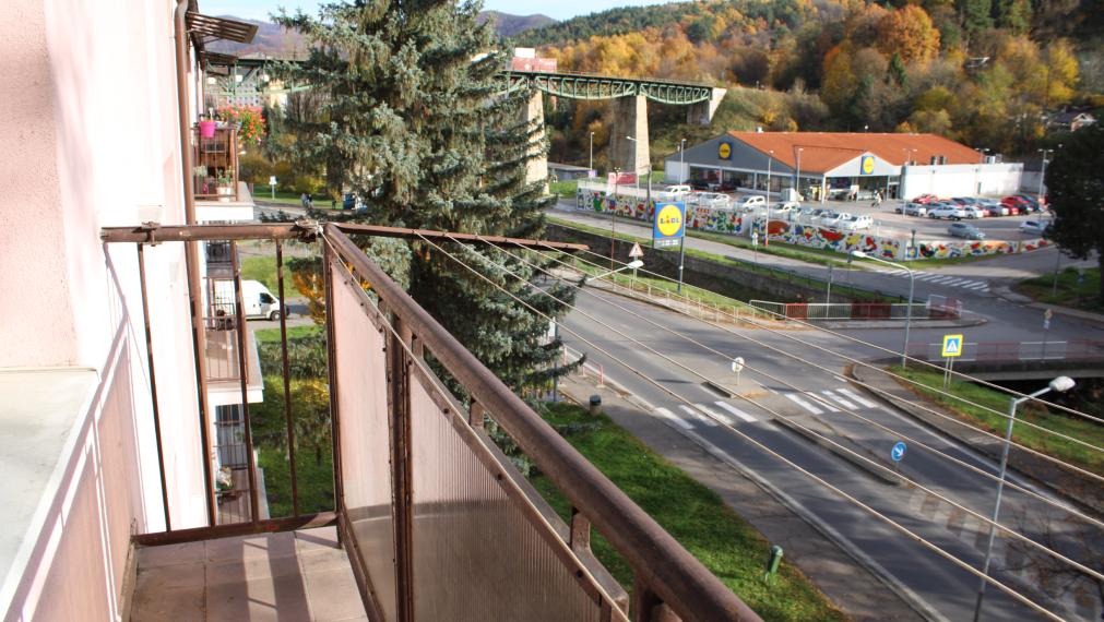 EXKLUZÍVNE-SPEKTRUM REALITY- Na Predaj 3-izbový byt, 62 m2 s balkónom, Handlová, ul. Prievidzská