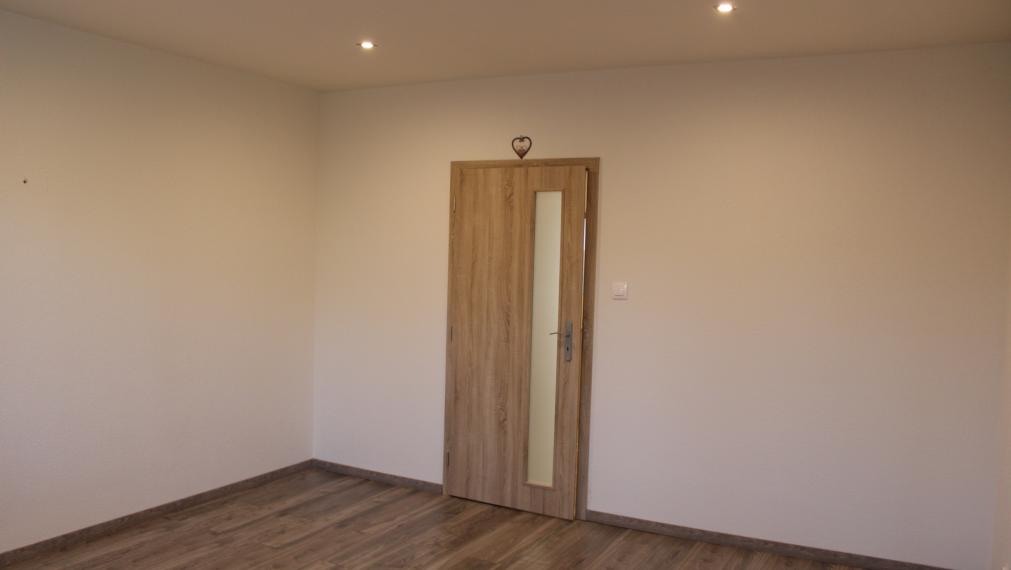 REZERVOVANÉ-EXKLUZÍVNE-SPEKTRUM REALITY- Na Predaj kompletne rekonštruovaný 3-izbový byt, 64 m2 s loggiou, Handlová