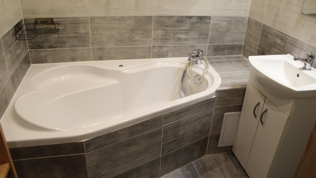 REZERVOVANÉ-EXKLUZÍVNE-SPEKTRUM REALITY- Na Predaj kompletne rekonštruovaný 3-izbový byt, 64 m2 s loggiou, Handlová