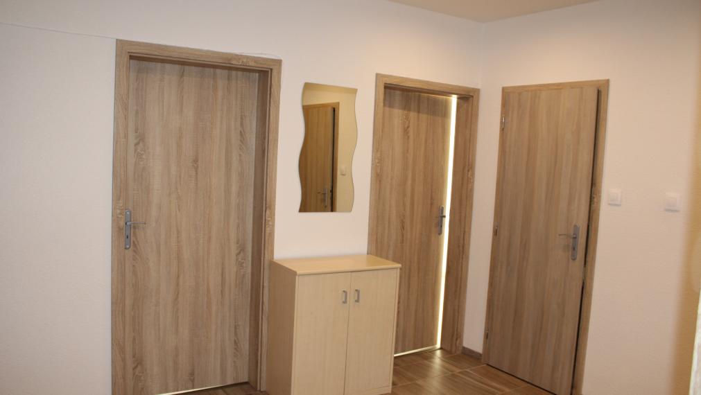 REZERVOVANÉ-EXKLUZÍVNE-SPEKTRUM REALITY- Na Predaj kompletne rekonštruovaný 3-izbový byt, 64 m2 s loggiou, Handlová