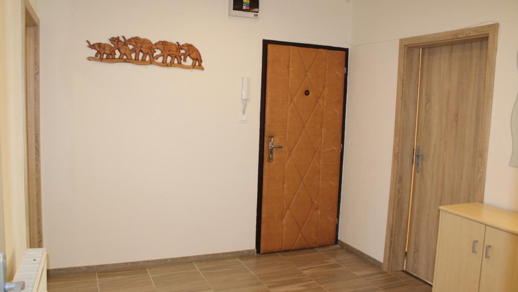 REZERVOVANÉ-EXKLUZÍVNE-SPEKTRUM REALITY- Na Predaj kompletne rekonštruovaný 3-izbový byt, 64 m2 s loggiou, Handlová