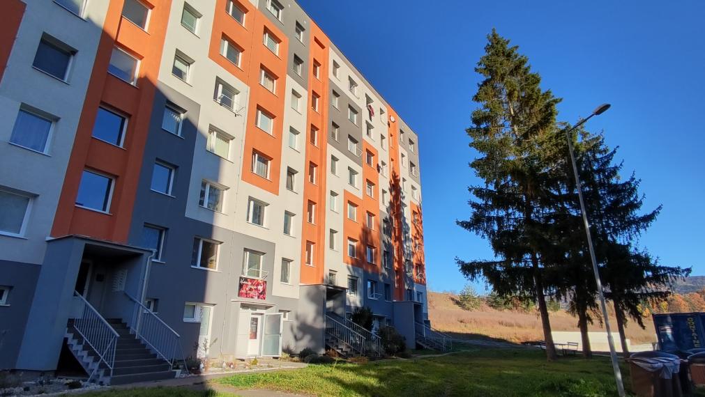 REZERVOVANÉ-EXKLUZÍVNE-SPEKTRUM REALITY- Na Predaj kompletne rekonštruovaný 3-izbový byt, 64 m2 s loggiou, Handlová