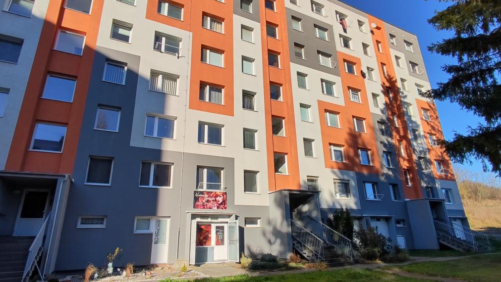 REZERVOVANÉ-EXKLUZÍVNE-SPEKTRUM REALITY- Na Predaj kompletne rekonštruovaný 3-izbový byt, 64 m2 s loggiou, Handlová