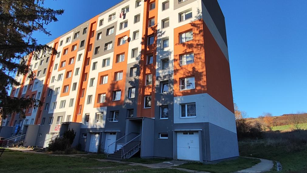 REZERVOVANÉ-EXKLUZÍVNE-SPEKTRUM REALITY- Na Predaj kompletne rekonštruovaný 3-izbový byt, 64 m2 s loggiou, Handlová