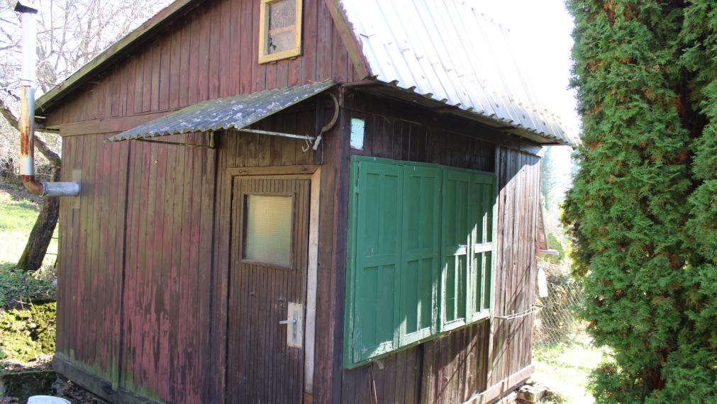 PREDANÉ-SPEKTRUM REALITY- Na Predaj  záhradná chatka s pozemkom 902 m2 ,, záhradkárska osada nad kúpaliskom" Handlová