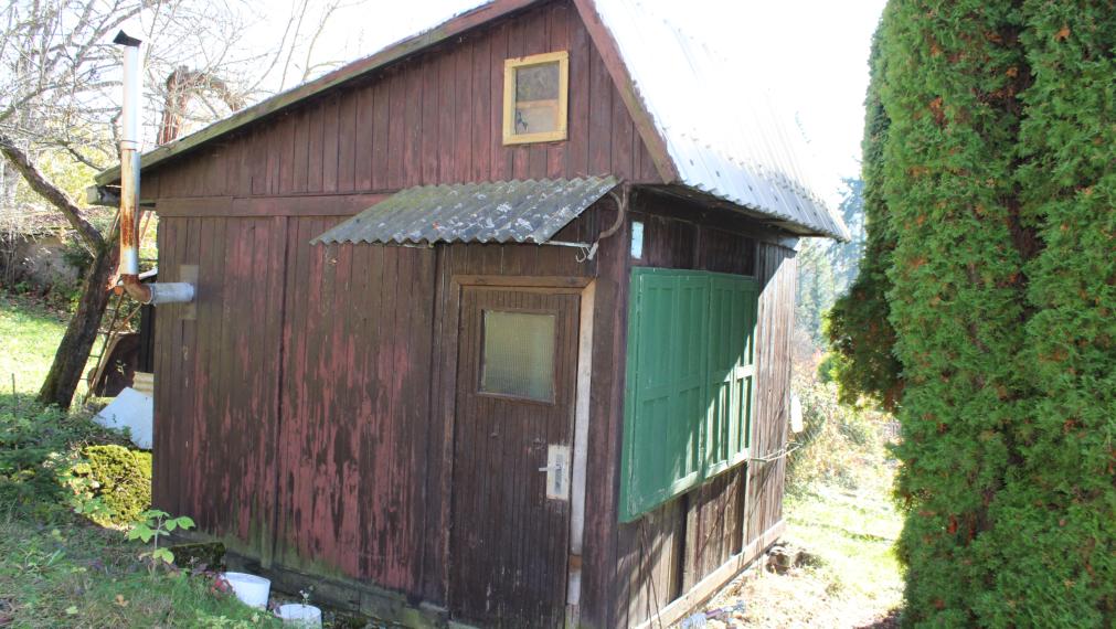 PREDANÉ-SPEKTRUM REALITY- Na Predaj  záhradná chatka s pozemkom 902 m2 ,, záhradkárska osada nad kúpaliskom" Handlová