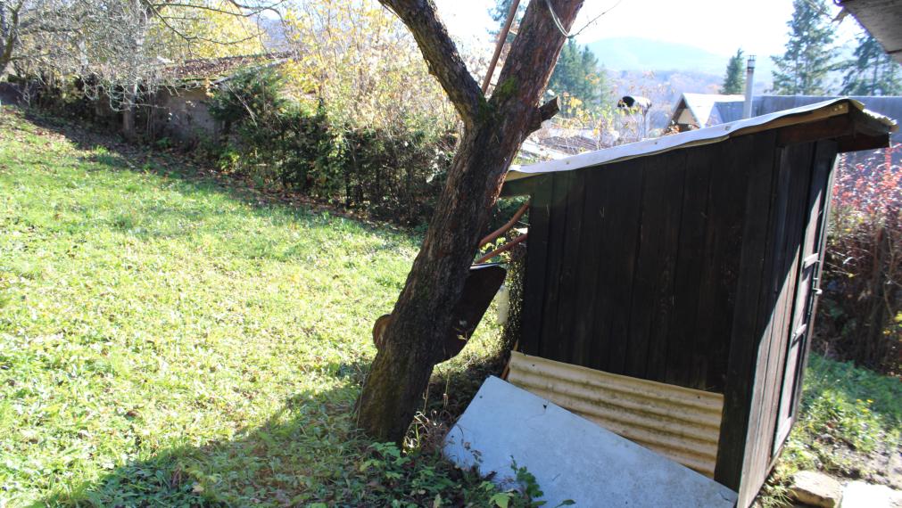 PREDANÉ-SPEKTRUM REALITY- Na Predaj  záhradná chatka s pozemkom 902 m2 ,, záhradkárska osada nad kúpaliskom" Handlová