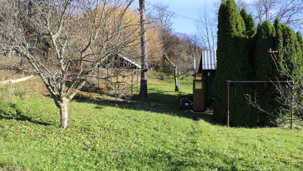 PREDANÉ-SPEKTRUM REALITY- Na Predaj  záhradná chatka s pozemkom 902 m2 ,, záhradkárska osada nad kúpaliskom" Handlová