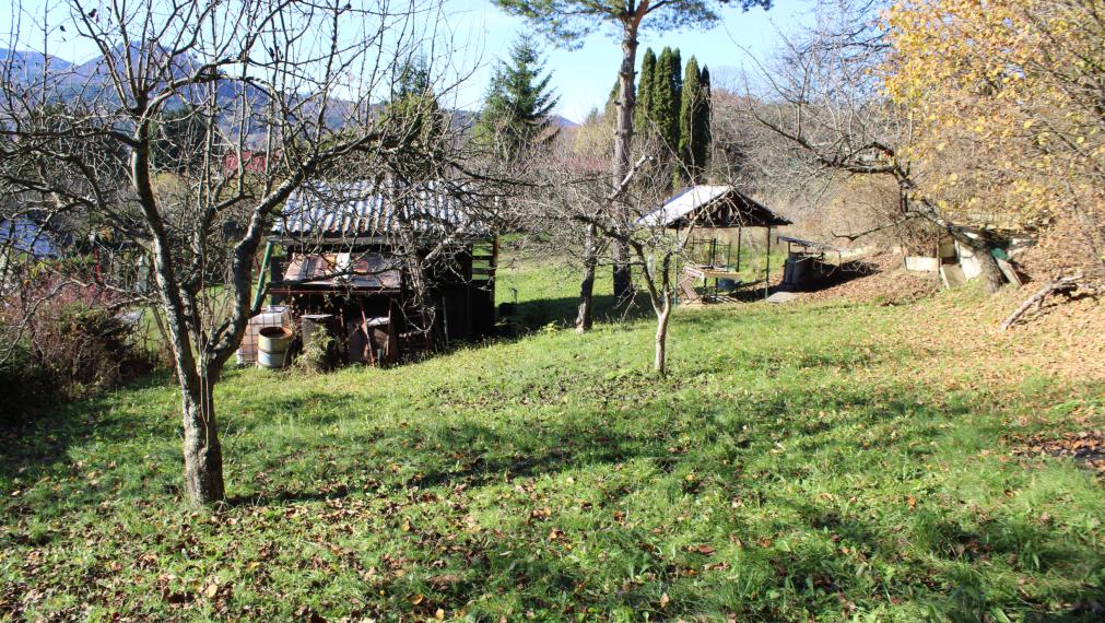 PREDANÉ-SPEKTRUM REALITY- Na Predaj  záhradná chatka s pozemkom 902 m2 ,, záhradkárska osada nad kúpaliskom" Handlová
