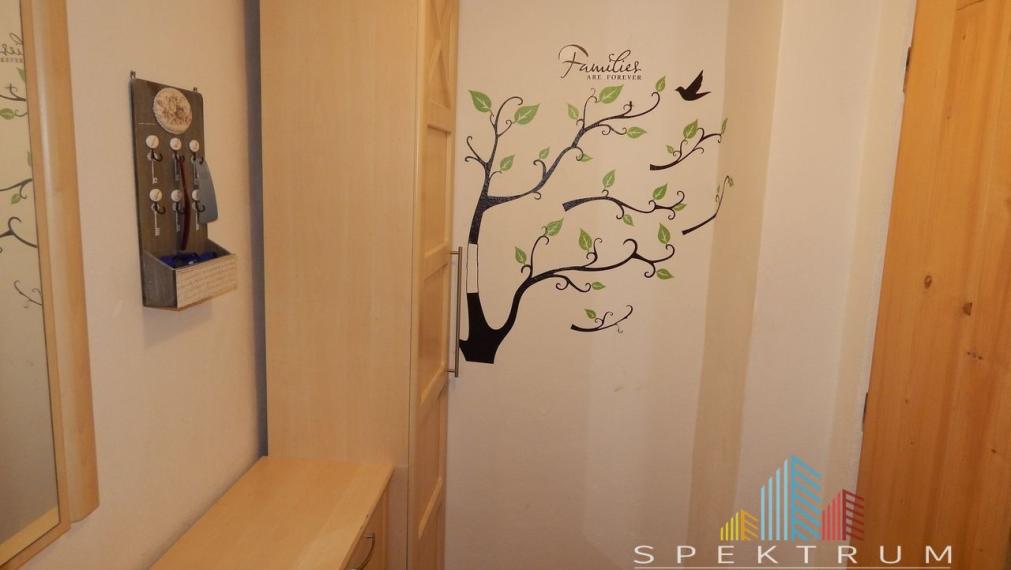 EXKLUZÍVNE-SPEKTRUM REALITY- Na Predaj 2-izbový byt, 58 m2 s balkónom, Handlová, ul. Prievidzská