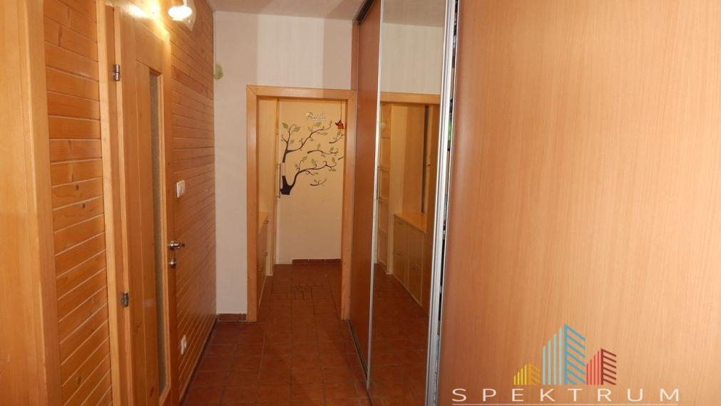 EXKLUZÍVNE-SPEKTRUM REALITY- Na Predaj 2-izbový byt, 58 m2 s balkónom, Handlová, ul. Prievidzská