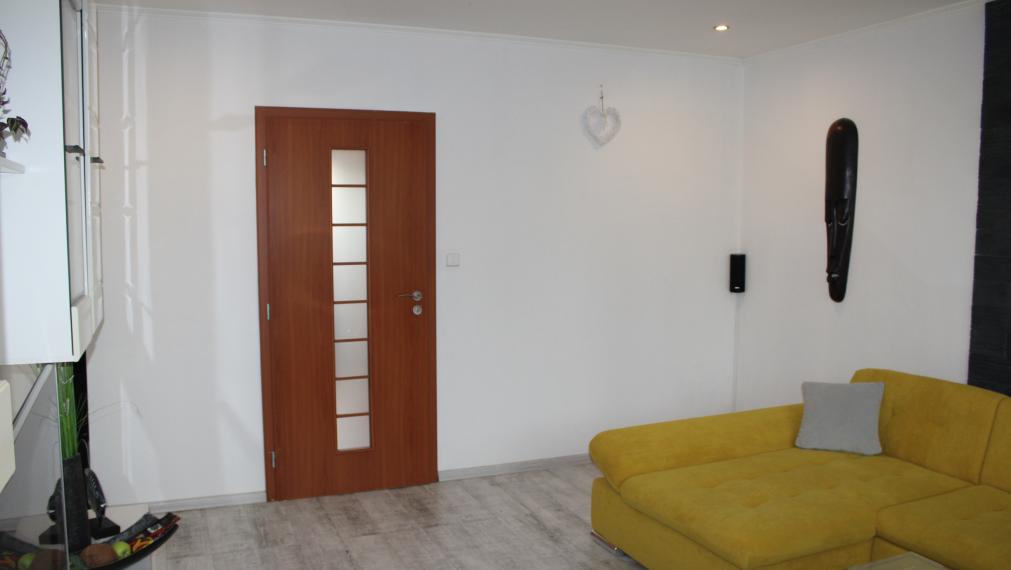 EXKLUZÍVNE-SPEKTRUM REALITY- Na Predaj kompletne rekonštruovaný 3-izbový  byt, 64 m2 s loggiou, Handlová