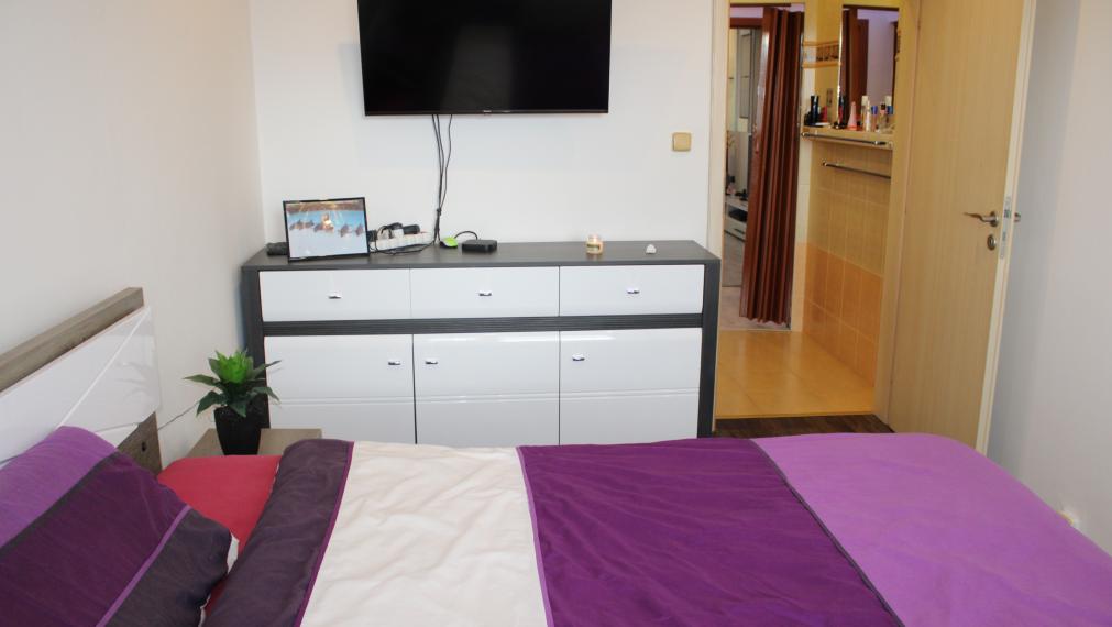 EXKLUZÍVNE-SPEKTRUM REALITY- Na Predaj kompletne rekonštruovaný 3-izbový  byt, 64 m2 s loggiou, Handlová