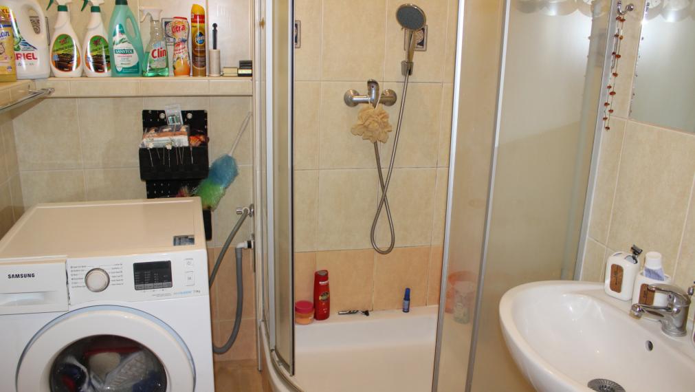 EXKLUZÍVNE-SPEKTRUM REALITY- Na Predaj kompletne rekonštruovaný 3-izbový  byt, 64 m2 s loggiou, Handlová