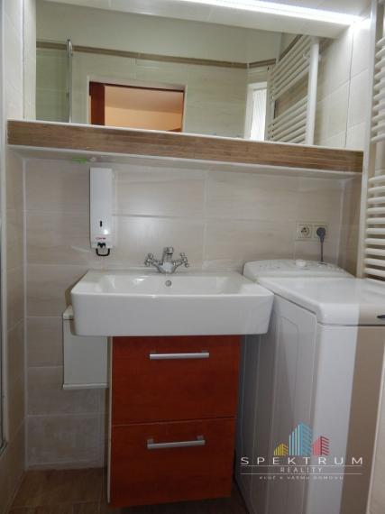 SPEKTRUM REALITY- Na PRENÁJOM 3-izbový byt, 64 m2 s balkónom, Centrum, okres Žiar Nad Hronom