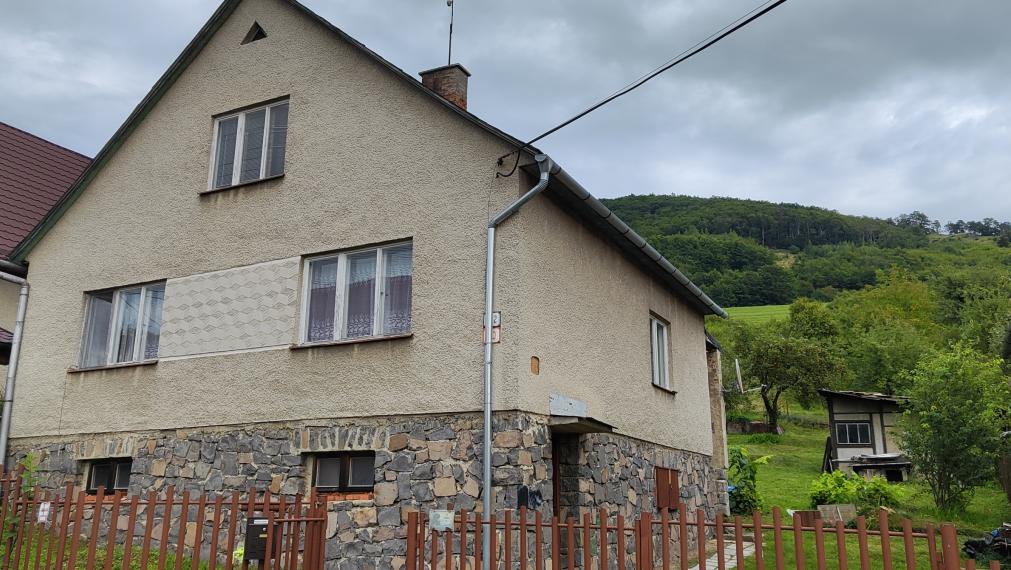 SPEKTRUM REALITY- Na predaj 4-izbový rodinný dom s pozemkom 720m2, Ráztočno, okres Prievidza