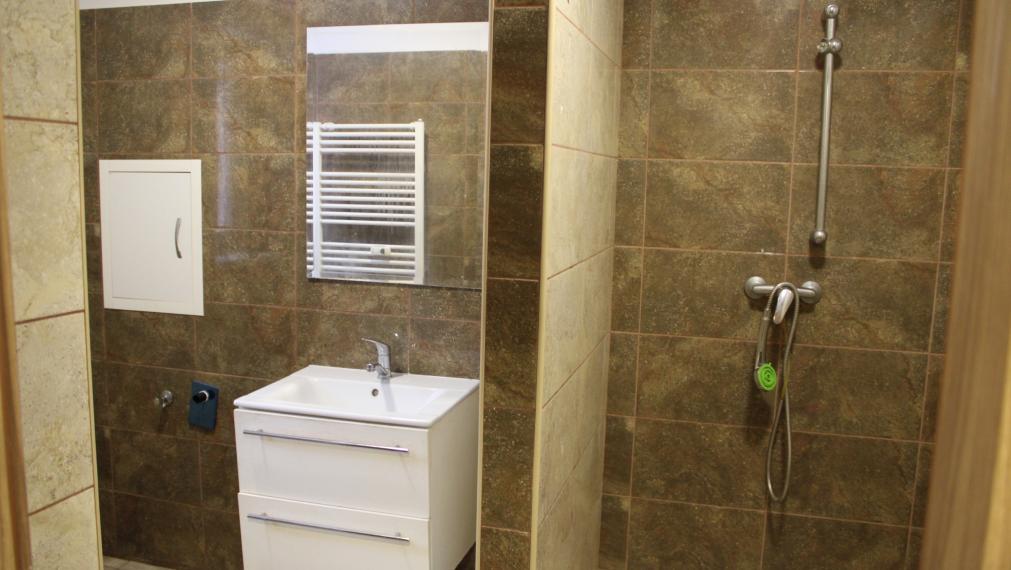 SPEKTRUM REALITY Vám ponúka na PREDAJ 2 -izbový byt 57 m2, Handlová ul. ČSA