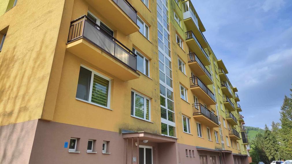 EXKLUZÍVNE- SPEKTRUM REALITY-  NA PRENÁJOM 1- izbový  byt 38.4 m2, Handlová, ul. Morovnianská cesta