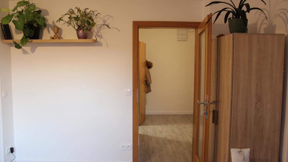 SPEKTRUM REALITY- Na Predaj komplet rekonštruovaný 1-izbový byt, 37,5 m2, Janova Lehota, okres Žiar nad Hronom