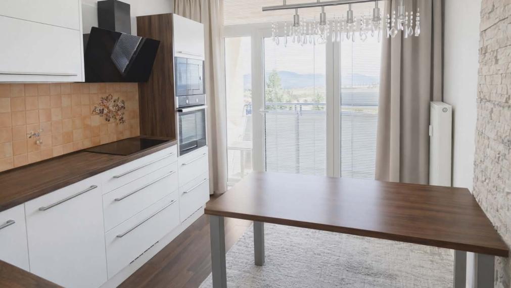 SPEKTRUM REALITY- Na PREDAJ  kompletne prerobený 3-izbový byt, 71 m2, Banská Štiavnica