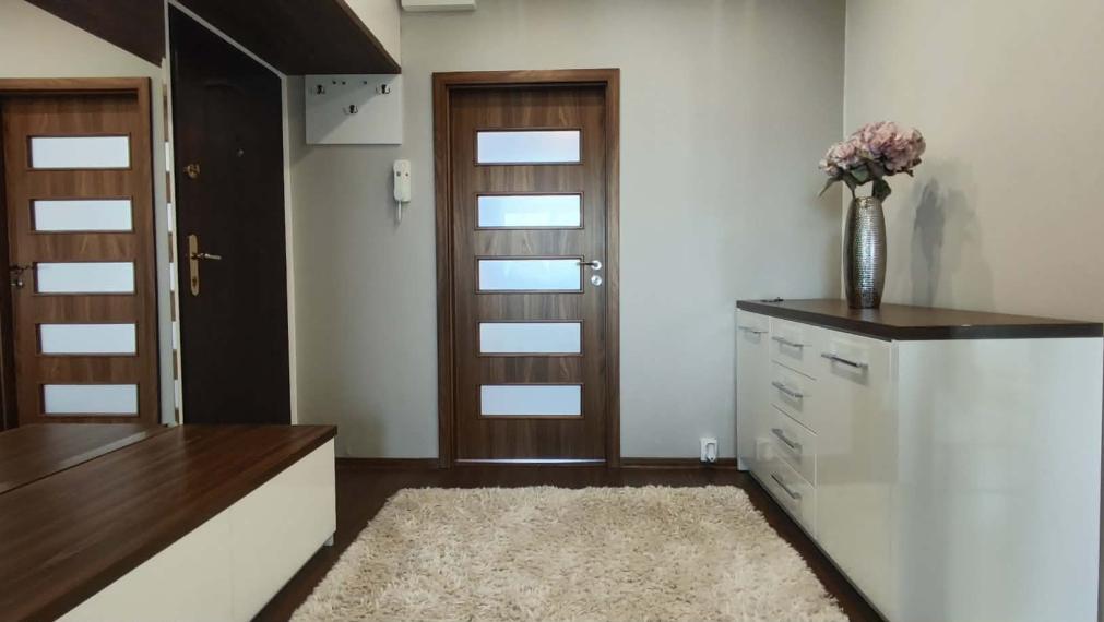 SPEKTRUM REALITY- Na PREDAJ  kompletne prerobený 3-izbový byt, 71 m2, Banská Štiavnica